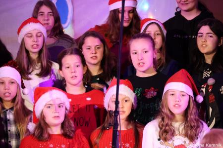 Miklavžev koncert na Osnovni šoli Toma Brejca napolnil telovadnico do zadnjega kotička (7)